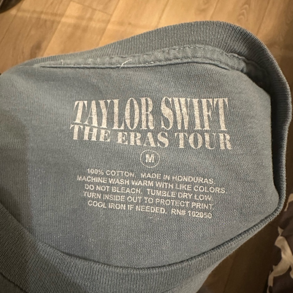 Taylor Swift The Eras Tour 1989 Version T-shirt - Picture 4 of 4
